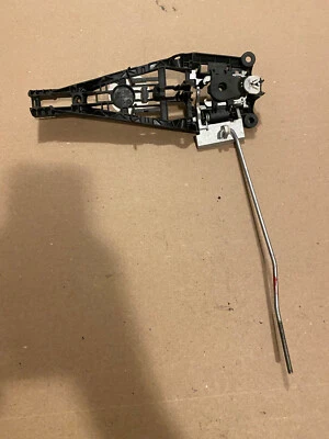 Base de maçaneta esquerda Buick Encore 2013-2021 lado do motorista - Imagem 1 de 2