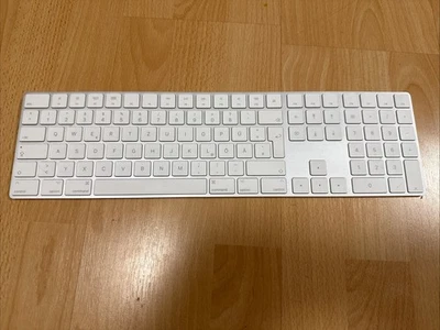 Apple Magic Keyboard A1843 QWERTZ con tastierino numerico, Bianco - Immagine 1 di 2