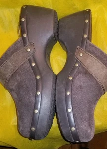 Zueco cómodo para mujer Crocs gamuza cuero marrón raro encontrar cocodrilos cómodos  - Imagen 1 de 6