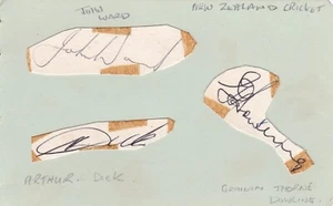 Neuseeländische Cricketspieler - JOHN WARD, A E DICK & GRAHAM DOWLING, SIGNIERTE ALBUMSEITE - Bild 1 von 2