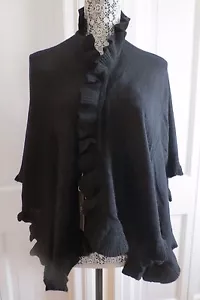Pretty Cullen Cashmere Ruffle "V" Wrap - Nero - Nuovo con etichette - $400 - Foto 1 di 6