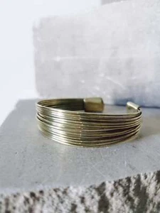 goldener Armreif aus Messing Verstellbarer mehrreihiger Armreif Armband schlicht - Bild 1 von 8