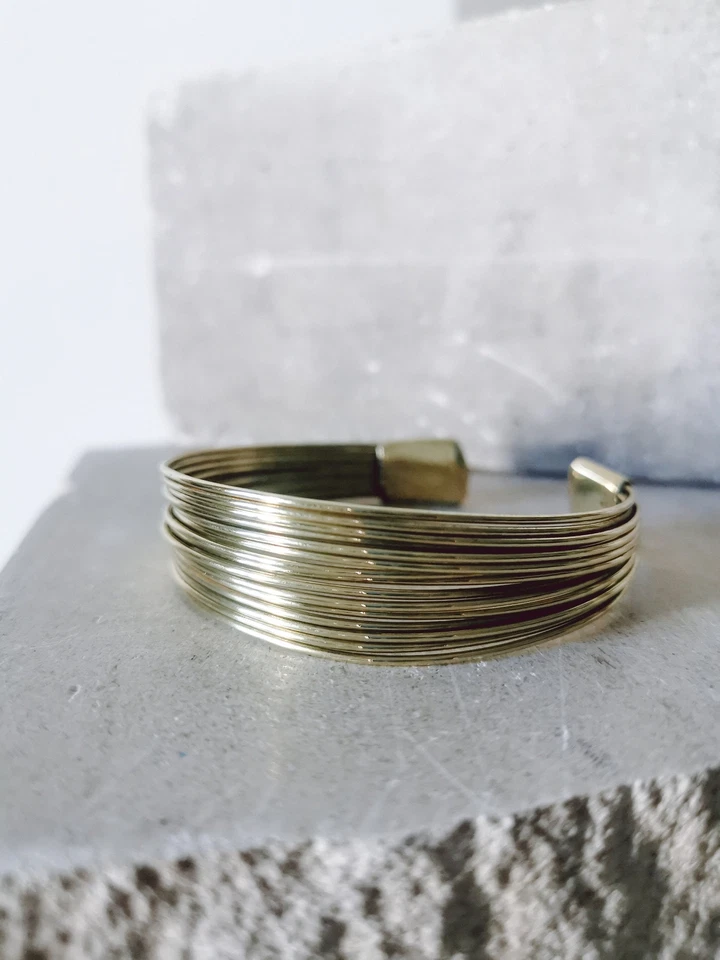 goldener Armreif aus Messing Verstellbarer mehrreihiger Armreif Armband schlicht - Bild 1 von 4