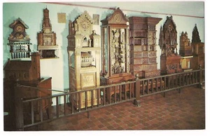 OROLOGIO da parete COLLEZIONI Bily Brothers legno intagliato Spillville IOWA cartolina 58901 - Foto 1 di 2