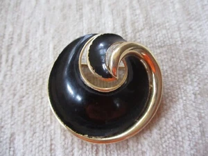 Vintage Trifari Brooch Gold Tone Black Lucite Swirl - Picture 1 of 7
