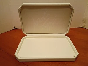 Lord and Taylor cremefarbene leere Halskette Schmuckschatulle aus Leder mit Scharnier 7 Zoll x 5 Zoll - Bild 1 von 6