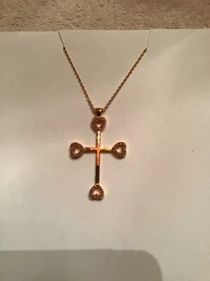 Nuevo Collar Cruz tono dorado con corazones. Juego de corazones con cristal ámbar rojo. Foto 1 de 3