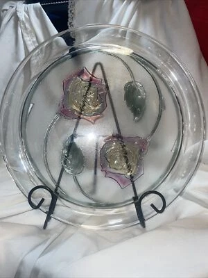 Hermoso plato de vidrio elegante vintage con rosas Foto 1 de 4