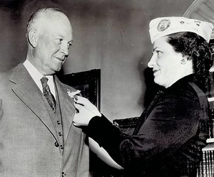 1954 Drahtfoto behinderte amerikanische Veteranen DAV trifft Präsident Dwight Eisenhower - Bild 1 von 2