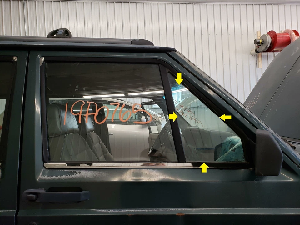 94 JEEP CHEROKEE PASSENGER RIGHT STATIONARY FRONT VENT GLASS WINDOW ONLY - Image 1 of 1