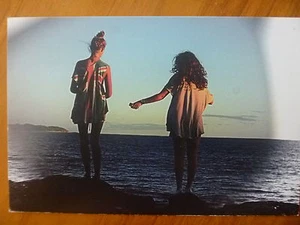 POSTCARD..."HORIZONS"..POINT LONSDALE , VICTORIA..GIRLS ON ROCKS...OCEAN..SUNSET - Bild 1 von 2