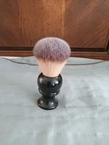 RASIERBÜRSTE ABDACH HAARE SCHWARZ GRIFF MIT AHORNBLATTLOGO - Bild 1 von 3