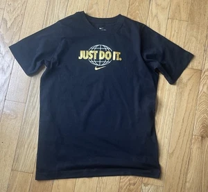 Nike Boys' Tee Shirt Just Do It Size XL  Black/Gold - Picture 1 of 2
