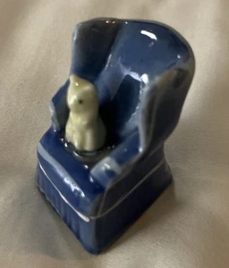 Vintage Miniatur blauer Stuhl mit weißem Kätzchen Katze Figur - Bild 1 von 3