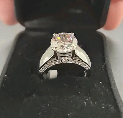 CHARLES WINSTON BELLA LUCE 4.29 克拉 ZIRCONIA RHODIUM OVER STERLING 尺寸 8 — 第 1/4 张图片