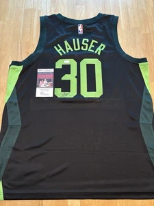 Camiseta firmada por Sam Hauser de los Boston Celtics certificado de autenticidad JSA - Imagen 1 de 3