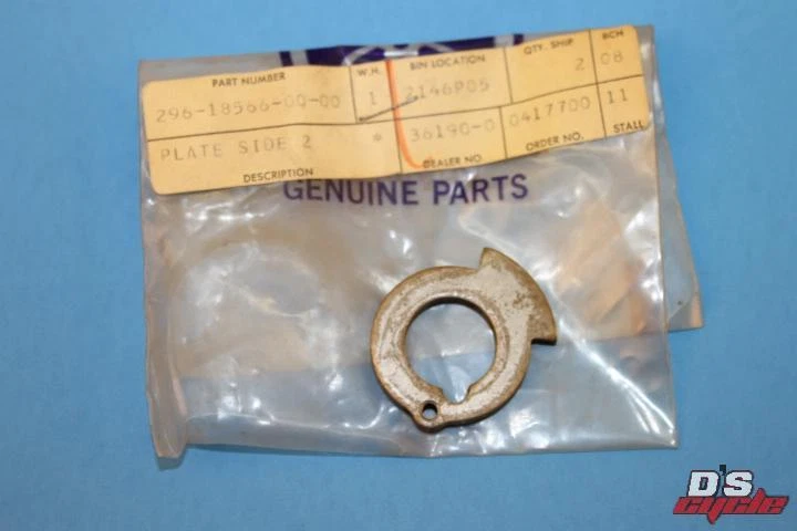 Placa lateral NOS YAMAHA 1972 U7E 2 PEÇAS # 296-18566-00-00 - Imagem 1 de 1