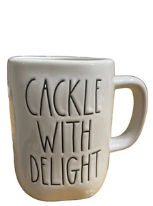 RAE DUNN "CACAREO CON DELEITE" Taza Blanca Sombrero Bruja Halloween Arte Cerámica 20oz - Imagen 1 de 8