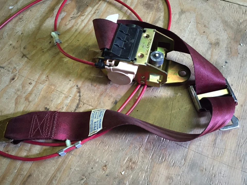 Dodge Charger 1987 como nuevo Mopar conjunto de cinturón de seguridad de hombro (rojo) modelo # 4327354 Foto 1 de 2