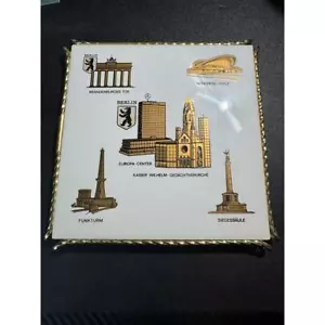Vintage Berlin Souvenir Fliese - kultige Wahrzeichen mit Mercedes Logo, gold & weiß - Bild 1 von 13