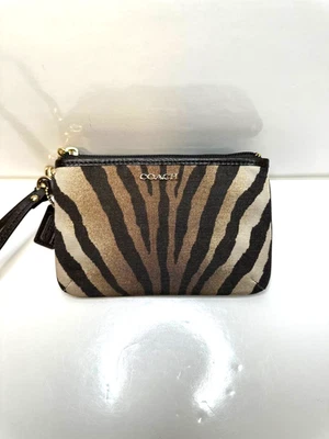 Muñequera pequeña Coach Madison con estampado de cebra Foto 1 de 4