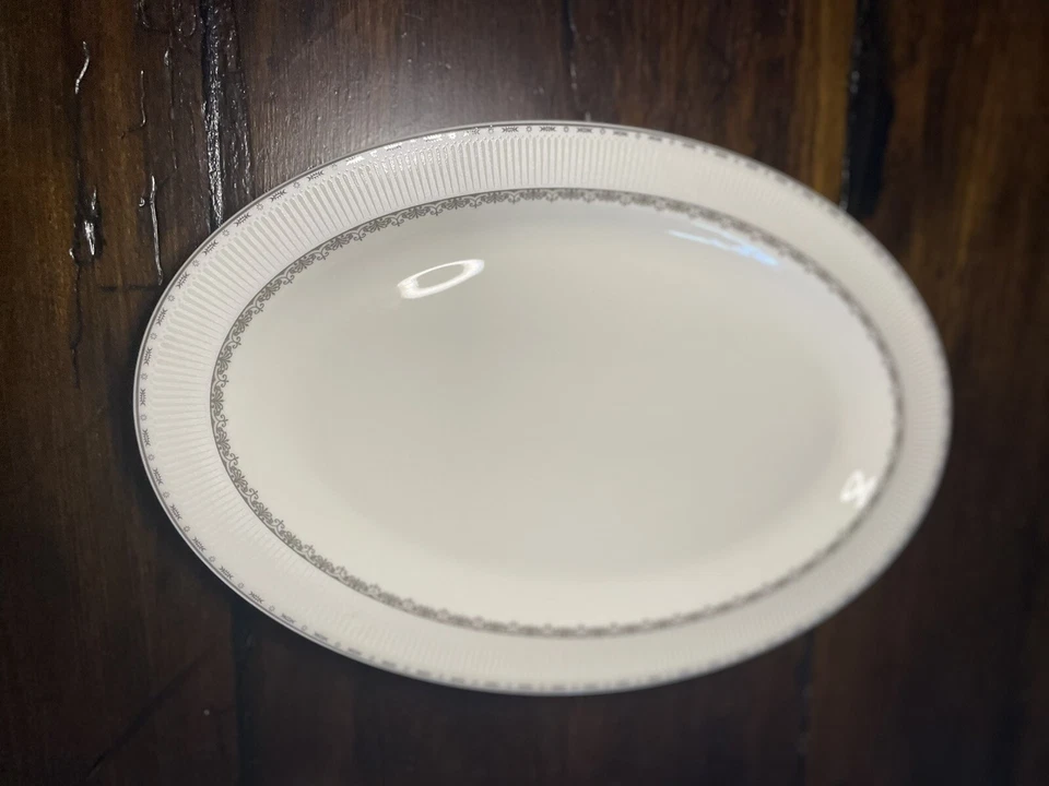 Plato para servir Lorren Home Trends Bone China La Luna en relieve Foto 1 de 4