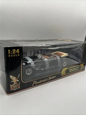Road Signature Presidential Series 1:24 1938 Cadillac V-16 Presidential Limo - Image 1 of 4