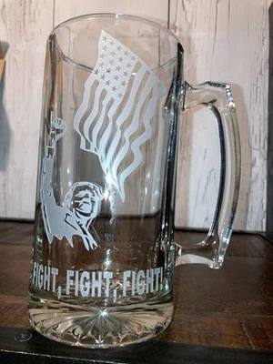 Taza de cerveza de vidrio republicana Trump FIGHT, FIGHT MAGA chorro de arena grabada/grabada Foto 1 de 2