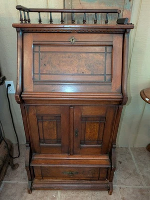 Антикварный стол из грецкого ореха эпохи Возрождения викторианской эпохи 1870-1890-х годов с ручным ласточкиним хвостом - Изображение 1 из 4