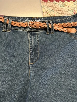 Gloria Vanderbilt Women's Denim Shorts, Size 8 With brown Belt Brand New - Imagem 1 de 4
