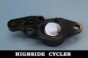 1156 03 HARLEY-DAVIDSON ROAD KING RIGHT REAR FOOT REST SWINGARM FORK BRACKET - Foto 1 di 9