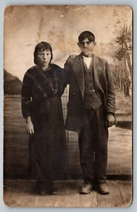 AK Junges Paar Studio Portrait Mexikaner Hispanic Latino Echtfoto RPPC - Bild 1 von 2