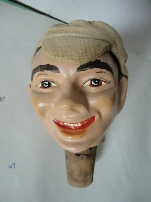 Bouchon ancien en plastique homme avec casquette  - Photo 1/4