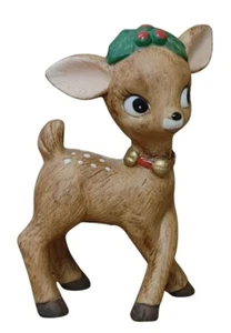 Vintage Lefton Taiwan cervo cerbiatto agrifoglio sulla testa gambe incrociate alto 3 1/2" - Foto 1 di 5