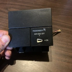 99-06 Silverado Sierra Avalanche Tahoe Yukon 1500 Passenger off switch - Picture 1 of 3