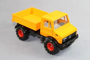 Siku 3153 Mercedes Benz Unimog 1700L melonengelb Farmer-Serie Maßstab 1/32 - Bild 1 von 2