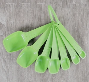 Vintage Tupperware Apple Green Measuring Spoons Set Of 7 With D Ring Plastic - Picture 1 of 9