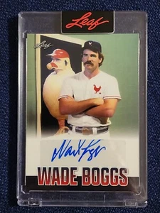 Hoja 2023 Reimaginada WADE BOGGS CHICKEN Parodia Autógrafo Automático 53/81 RI-WB1 - Imagen 1 de 2