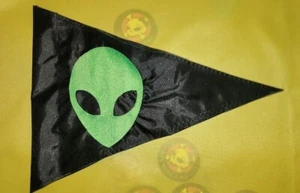 10"x15" Alien Head schwarz Dreieck Sicherheitsflagge ATV UTV Jeep Boot Roller - Bild 1 von 2