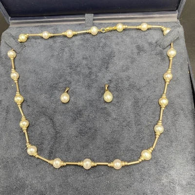 Collar y pendientes de eslabones de barra y perlas cultivadas de oro de 9 quilates  Foto 1 de 4
