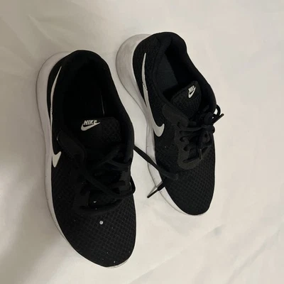 NIKE Youth RUNNING SHOES SIZE 7Y Black - Image 1 of 4