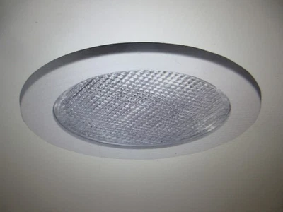 Halo 951 Serie 4 pulgadas Lámpara de techo empotrada blanca con borde de ducha con lente Foto 1 de 4