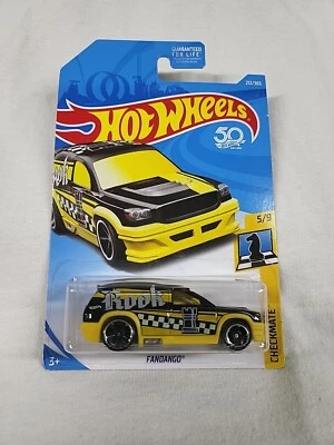 Torre de ajedrez Hot Wheels Checkmate Fandango 5/9 amarillo negro diecast 212/365 Foto 1 de 4