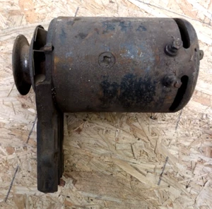 Ford Flathead V8 Generator With Bracket 40s ==Fits in a Flat Rate Priority Box - Picture 1 of 4