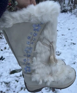 ULU FUR &  Flowered 🌺  Embroidered Winter ❄️ Boots Sz 7 USA  NO COPYING - Picture 1 of 15