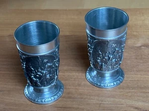 Set aus zwei gleichen Zinn-Bechern mit graphischen Motiven - Bild 1 von 2