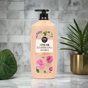AVON On: The Body Green Label Body Wash 1000 ml rosa e ibisco fresco 2025 stock - Foto 1 di 2