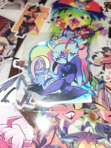 Vivziepop Helluva Boss 2024 Badeanzug Ozzie Rainbow Acryl Schlüsselanhänger Limitiert Neu - Bild 1 von 2