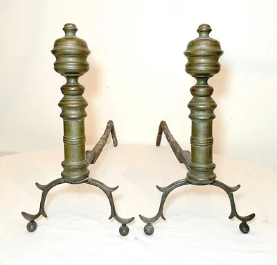 par de andirones georgianos de hierro forjado de latón peened del siglo XVIII torneados años 1700  Foto 1 de 4
