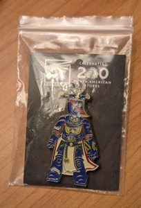 Prendedor Warhammer Celebrando 200 Tiendas Norteamericanas Capitán Marino Espacial Centos - Imagen 1 de 2
